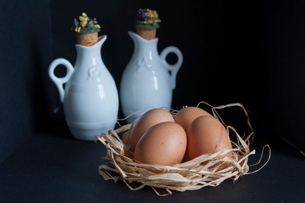 des oeufs, de l'huile et du vinaigre pour faire une mayonnaise