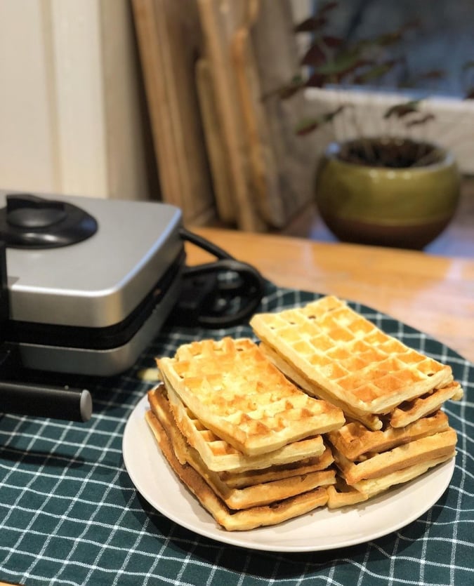 gaufre traditionnelle devant un gaufrier Frifri